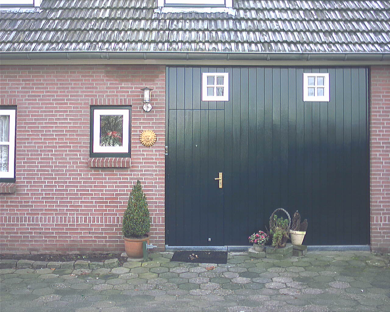 Vrijstaande boerderij, geschilderd in hoogglans donkergroen en wit Vrijstaande boerderij, geschilderd in hoogglans donkergroen en wit